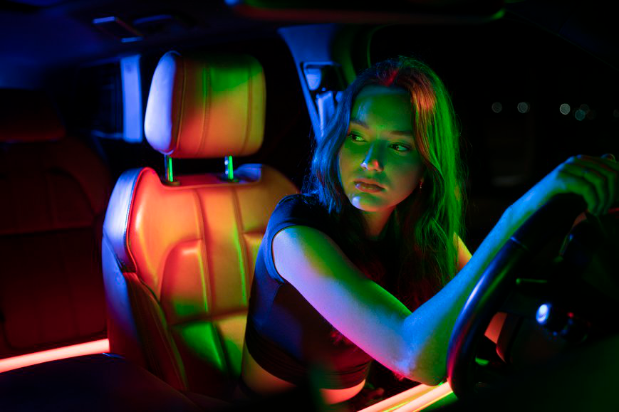 files/close-up-on-beautiful-young-woman-driving-ConvertImage.png